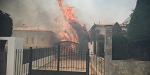 Σπίτια στις φλόγες από τη φωτιά στην Παλαιά Φώκαια