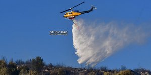 Eλικόπτερο επιχειρεί ρίψεις νερού