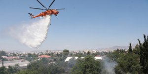 Πυροβεστικό ελικόπτερο επιχειρεί πάνω από τη φωτιά