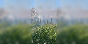 Καπνοί από τη φωτιά που ξέσπασε κοντά στη Μονή Πεντέλης
