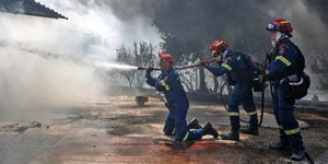 Πυροσβέστες στη μάχη με την πυρκαγιά