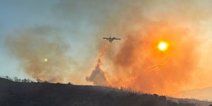 Πυροσβεστικό αεροσκάφος επιχειρεί στην πυρκαγιά στον Πλατανίτη Ναυπάκτου