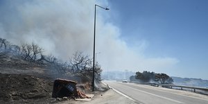 Φωτιά δίπλα στην παραλιακή, στο ύψος της Παλαιάς Φώκαιας