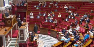 H στιγμή που το ταβάνι της γαλλικής εθνοσυνέλευσης στάζει στο κεφάλι του Μπαϊρού