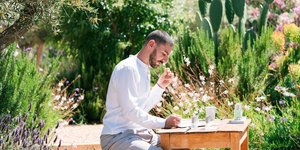 Γιατί το άρωμα που λάτρεψες σε άλλη δεν «γράφει» πάνω σου; Ένας Γάλλος αρωματοποιός εξηγεί