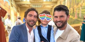 Γάλλος παρουσιαστής Κριστόφ Μπογκράντ και ο σύζυγός του, δημοσιογράφος Γκιλάν Μπογκράντ Ζερέν