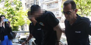 34χρονος κλώτσησε και πάτησε γατάκι