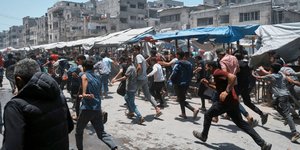 Έντρομοι Παλαιστίνιοι τρέχουν να σωθούν