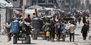 γαζα κουβαλουν μπετονια