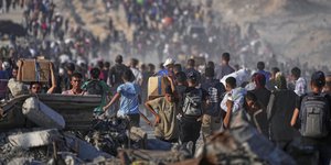 Χιλιάδες άνθρωποι συρρέουν για να λάβουν τροφή κατά τη διάρκεια διανομής επισιτιστικής βοήθειας