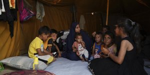Παιδιά στην Γάζα μαζί με τη μητέρα τους ζουν σε σκηνή, καθώς έχουν αναγκαστεί σε φυγή από το σπίτι τους