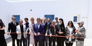 O Αδωνις Γεωργιάδης στα εγκαίνια των νέων διαμερισμάτων για γιατρούς στη Μύκονο