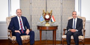 Ο Υπουργός Εξωτερικών και Μετανάστευσης της Αιγύπτου, Δρ. Μπάντρ Αμπντελάτι με τον Έλληνα ομόλογό του, Γιώργο Γεραπετρίτη