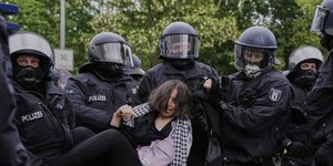 Διαδηλώτρια συλλαμβάνεται από αστυνομικούς στη Γερμανία