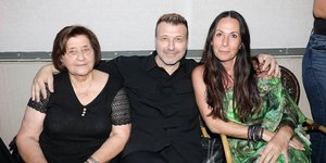 Σύσσωμη η οικογένεια του Γιάννη Πλούταρχου: Η μητέρα του, η σύζυγός του και τα πέντε παιδιά τους -Πού βρέθηκαν