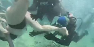 Η στιγμή που βγαίνει το κράνος γυναίκας την ώρα της κατάδυσης