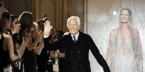 Ο Τζόρτζιο Αρμάνι με μοντέλο του