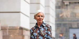 Το φλοράλ φόρεμα που δεν λείπει ποτέ από τη συλλογή των Zara -Must have για γυναίκες άνω των 50