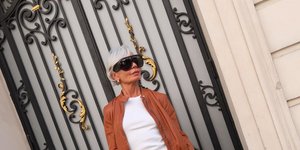 Τα πιο κολακευτικά τζιν που αναδεικνύουν τη σιλουέτα μετά τα 60 και χαρίζουν στιλ σε κάθε εμφάνιση