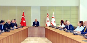 Η συμμετοχή της Πωλίνας Λάμψα, μέλους του Πολιτικού Συμβουλίου του ΠΑΣΟΚ, σε συνάντηση με τον ηγέτη του ψευδοκράτους