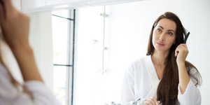 Γυναίκα χτενίζει τα μαλλιά της