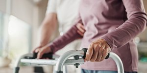 Ηλικιωμένη  με π