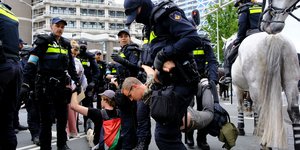 Συλλήψεις σε διαδηλώσεις στη Χάγη
