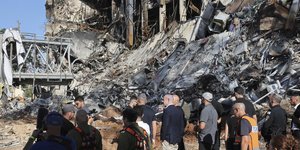 O Ισραηλινός πρωθυπουργός, Μπέντζαμιν Νετανιάχου στην Χάιφα του Ισραήλ σε σημείο όπου χτύπησε ιρανικός πύραυλος