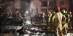 Πυροσβεστικές δυνάμεις στη Χάιφα του Ισραήλ επιχειρούν μετά από ιρανικό χτύπημα