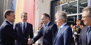 O Tάσος Χατζηβασιλείου χαιρετά τον Μολδαβό αξιωματούχο υπό το βλέμμα του Κυριάκου Μητσοτάκη