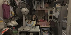 H Λι Σουέτ-Γουέν ζει μαζί με τον γιο της και την κόρη της σε ένα δωμάτιο περίπου 11 τ.μ., σε μια παλιά πολυκατοικία χωρίς ασανσέρ στο Χονγκ Κονγκ 