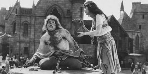 Φωτογραφία από την ταινία του 1923 The Hunchback of Notre Dame (Η Παναγία των Παρισίων)