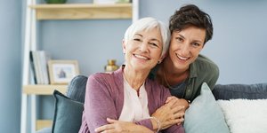 Χαμογελαστή ηλικιωμένη