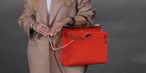 «Sunset nails»: Η πιο ζεστή τάση στο μανικιούρ που θα βλέπεις παντού το καλοκαίρι