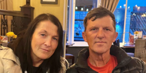 Ο 55χρονος Ρίτσαρντ Μουρ και η σύντροφός του Τζούλι