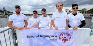 Τέσσερις αθλητές, έναν Unified Partner και τον υπεύθυνο προπονητή Alexander Nikitovic