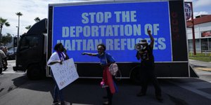 Διαμαρτυρία προσφύγων από την Αίτή κατά των απελάσεών τους από τις ΗΠΑ 