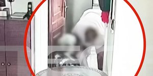 Καρέ από κάμερα σπιτιού που δείχνει την οικιακή βοηθό να κακοποιεί μια 88χρονη στο Ηράκλειο
