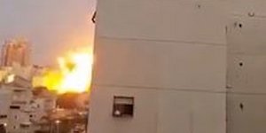 Νεκροί και τραυματίες από χτύπημα πυραύλου σε πολυκατοικία στο Ισραήλ