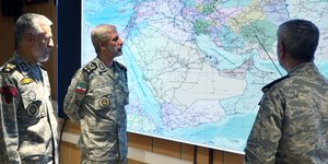  Οι επικεφαλής των Ενόπλων Δυνάμεων του Ιράν μπροστά από το χάρτη της Μέσης Ανατολής 