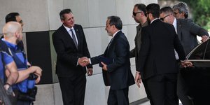 Ο Ιρανός ΥΠΕΞ Αραγτσί προσέρχεται στη συνάντηση με την Κάγια Κάλας και τους ομολόγους του της Γερμανίας, Γαλλίας, Βρετανίας στη Γενεύη