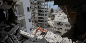 Ισραηλινή ομάδα διάσωσης αναζητά επιζώντες ανάμεσα στα συντρίμμια κατοικιών που καταστράφηκαν από ιρανική πυραυλική επίθεση στο Μπατ Γιαμ, στο κεντρικό Ισραήλ, την Κυριακή