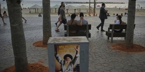 Κόσμος περπατά σε παραλία του Τελ Αβίβ