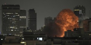 Έκρηξη στο Τελ Αβίβ του Ισραήλ από ιρανική πυραυλική επίθεση