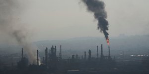 Καπνοί σε διυλιστήριο στη Χάιφα του Ισραήλ μετά από πλήγμα Ιρανικού πυραύλου