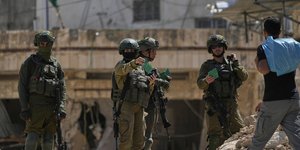  στρατιώτες