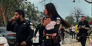 Tο μωρό τριών μηνών στην αγκαλιά Ισραηλινής αστυνομικίνας