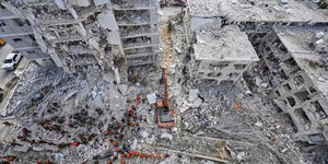 Συντρίμμια κατοικιών στο Bat Yam, στο κεντρικό Ισραήλ, μετά από ιρανική πυραυλική επίθεση