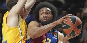 Ο Τζαμπάρι Πάρκερ με τη φανέλα της Μπαρτσελόνα