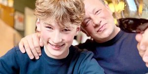 Ο Τζέιμι Όλιβερ με τον ένα από τους γιους του